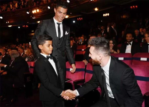 Con trai C. Ronaldo say sưa ngắm Messi khi bố đang phát biểu nhận giải