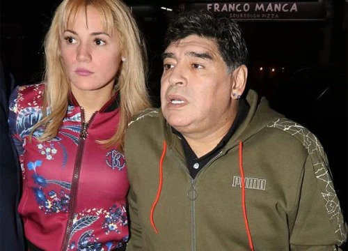 Maradona đi liêu xiêu khi rời nhà hàng cùng người tình trẻ