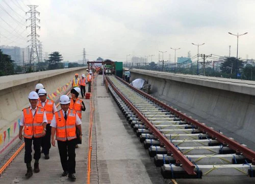 Máy hàn "quái vật" đang lắp đường ray metro Bến Thành Suối Tiên