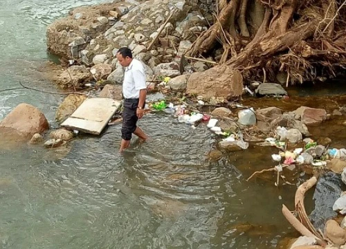 Nông dân kể lại chuyện cứu 16 người thoát chết trong mưa lũ