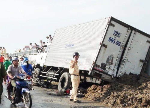 Tuột dốc cầu, xe tải tông 2 xe máy khiến cháu bé 6 tuổi tử vong