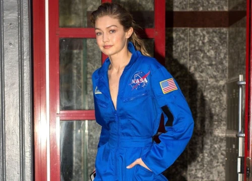 Khi bạn đẹp như Gigi Hadid, thì có mặc đồ phi hành gia ra phố vẫn "chất phát ngất"!