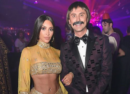 Kim Kardashian hóa trang thành Cher đi dự tiệc Halloween