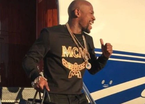 Mayweather đeo lủng lẳng kim cương, vàng bạc 'từ đầu đến chân'