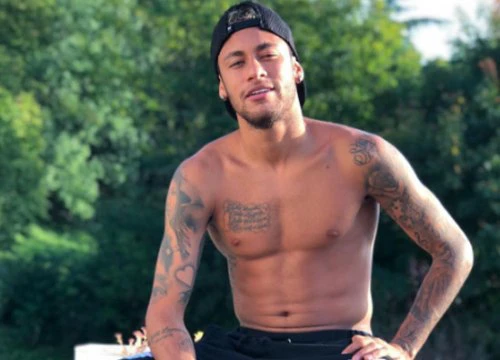 Neymar xăm chữ đầy mạn sườn