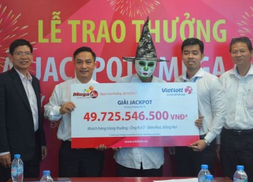 Nóng 24h qua: Người đàn ông hóa trang cực dị đi nhận giải jackpot 50 tỷ