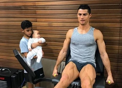 Ronaldo Junior bế em xem bố tập thể hình