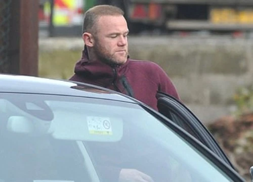 Rooney lầm lũi đi sơn ghế sau giờ đá bóng