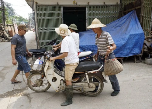 Theo chân thợ săn chuột đồng ở ngoại thành Hà Nội