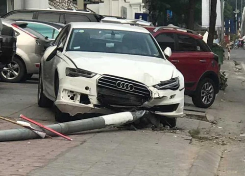 Xe Audi lao lên vỉa hè đâm bị thương người đi bộ, "hạ gục" một cột điện