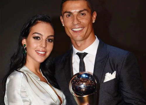 C. Ronaldo livestream tiết lộ tên con gái sắp chào đời