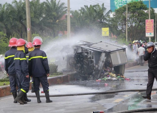 Đắk Lắk: Tai nạn liên hoàn, xe tải lật nghiêng bốc cháy dữ dội