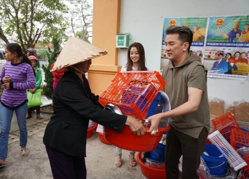 Đàm Vĩnh Hưng tranh thủ làm từ thiện trước ngày đi lưu diễn nước ngoài