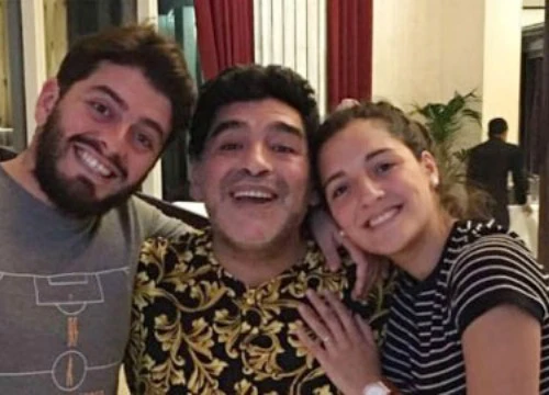 Diego Maradona mặc pijama mừng sinh nhật bên con gái