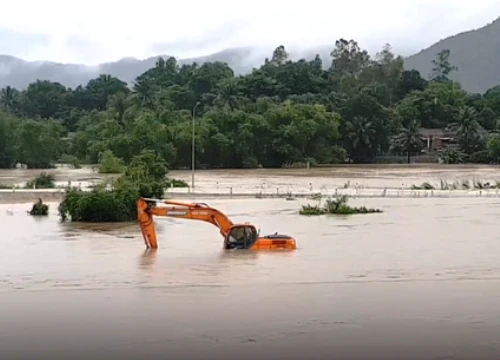 Giúp người thân dọn nhà, người đàn ông bị nước lũ cuốn tử vong