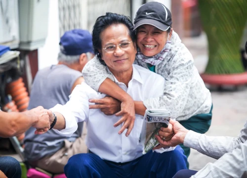 Người bán báo ôm chầm danh ca Chế Linh trên đường phố