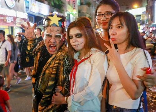 Người Sài Gòn hóa trang xuống phố Bùi Viện đêm Halloween