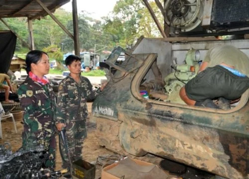 Ông Duterte thưởng các nữ binh sĩ chống IS chuyến du lịch Hong Kong