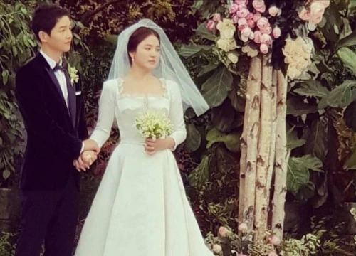 Song Joong Ki hôn say đắm Song Hye Kyo trong hôn lễ thế kỷ