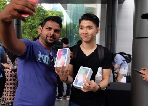 Apple Store Singapore mở cửa sớm vì người mua iPhone X quá đông