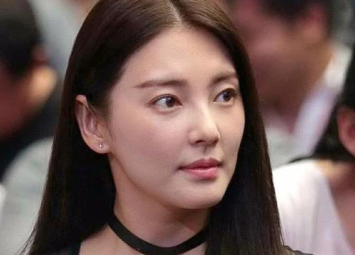 "Bản sao Song Hye Kyo" lại khoe khéo vòng 1 khi đi dự sự kiện