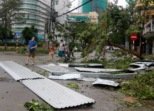 Đường phố Nha Trang ngổn ngang sau bão Damrey