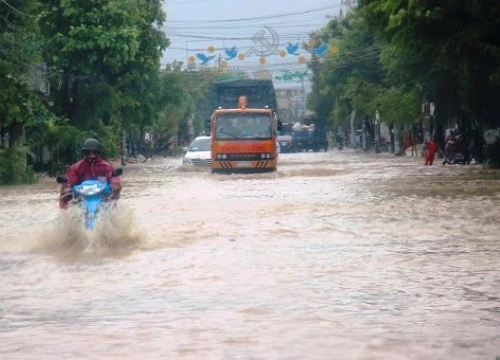 Đường phố thành sông, ghe "cõng" xe SH đắt tiền vượt lũ