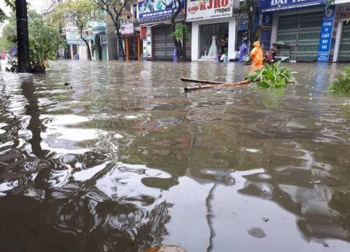 Hậu bão số 12: Ghe, thuyền chạy trên phố Huế