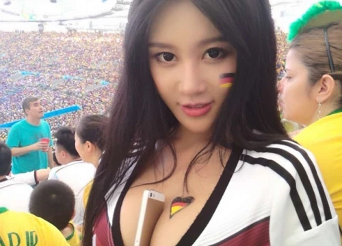 Mỹ nữ dùng vòng 1 nóng bỏng kẹp điện thoại ở World Cup 2014 giờ ra sao?