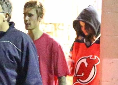 Selena Gomez đến cổ vũ Justin Bieber chơi hockey và mặc cả áo của bạn trai