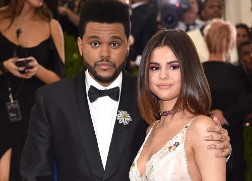 Selena Gomez hay The Weeknd - Ai là người đã "đá" người kia bằng một cú điện thoại?