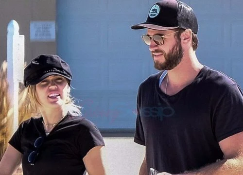 Sốc: Nghi vấn Miley Cyrus đã 'trốn fan', bí mật kết hôn cùng Liam Hemsworth