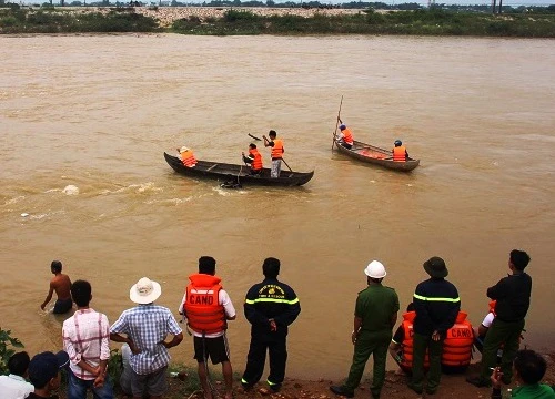 Thợ lặn ngâm mình dưới nước tìm kiếm nữ nhân viên thủy lợi mất tích