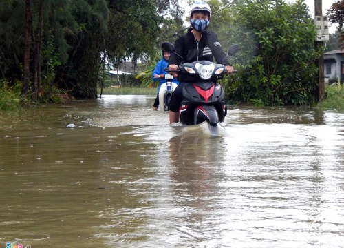 Thủy điện xả lũ, hàng trăm hộ dân liều mình qua cầu sắp sập