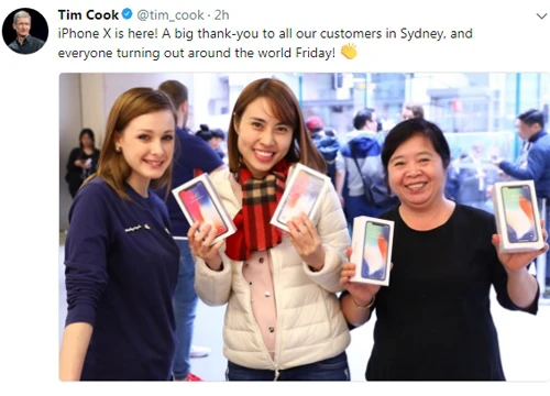 Tim Cook chia sẻ hình ảnh người Việt mua iPhone X