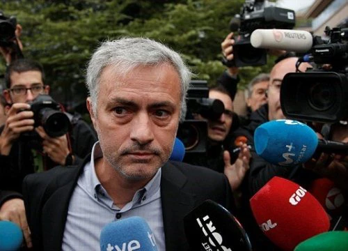 Trở lại Madrid, Mourinho bị vây kín vì cáo buộc trốn thuế