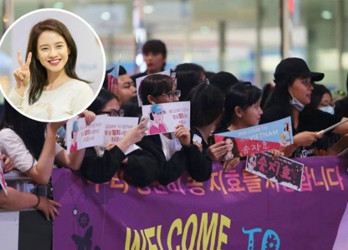 Cập nhật: Fan Việt tập trung đông với băng rôn, chờ "mợ ngố" Song Ji Hyo xuất hiện tại sân bay Tân Sơn Nhất