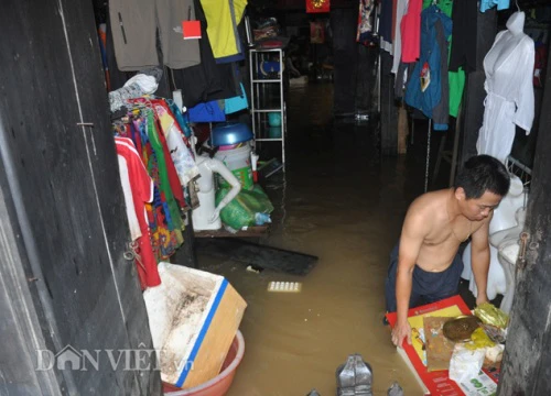 Dự báo thời tiết hôm nay (8.11): Mưa lớn tiếp tục ở miền Trung, dự báo 24 giờ tới lũ có khả năng lên trở lại