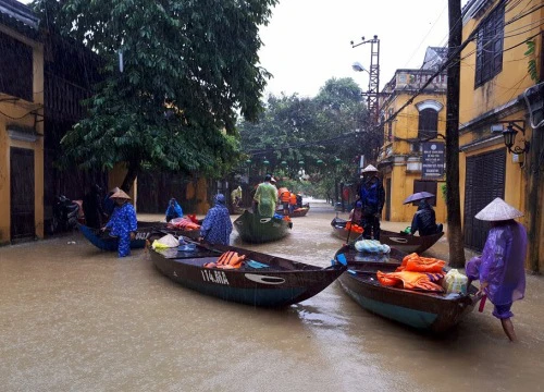 Lũ lên quá nhanh, dân Hội An dùng thuyền đi lại trong phố cổ