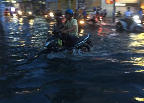 Mưa "chớp mắt", phố Sài Gòn ngập như lụt miền Trung