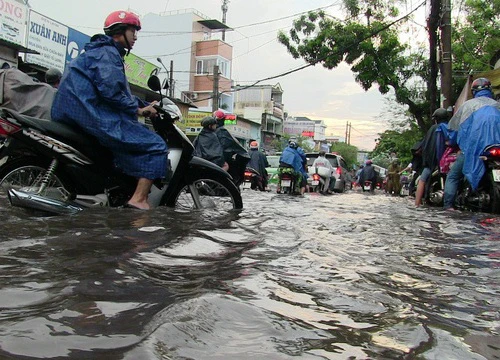 Mưa gần 2 tiếng, đường phố TPHCM ngập sâu, hàng loạt xe chết máy