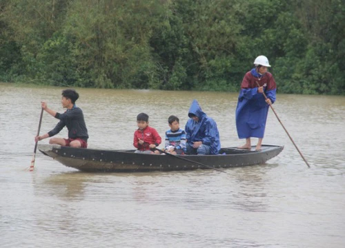 Nước lũ bủa vây, thuyền vẫn chạy đầy... đường