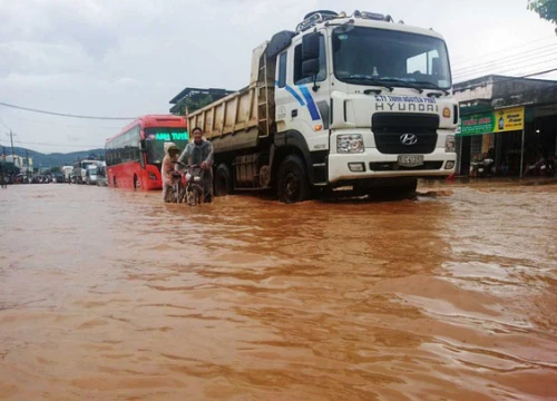 Quốc lộ ngập sâu sau trận mưa lớn