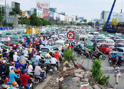 Sẽ thu phí để giải quyết kẹt xe sân bay Tân Sơn Nhất?