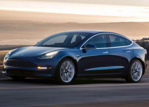 Tesla thua lỗ nặng, nguy cơ lỡ hẹn sản xuất Model 3