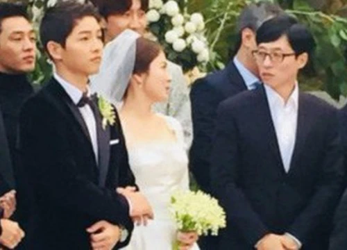 Trong khi Song Joong Ki đứng kế bên nắm chặt tay ủ ấm, đôi mắt của Song Hye Kyo lại "đắm đuối" nhìn một nam nhân khác