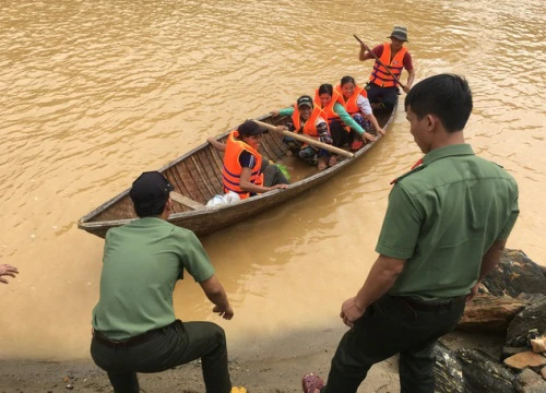 Yêu cầu thủy điện ngừng xả lũ để giải cứu 15 phụ nữ