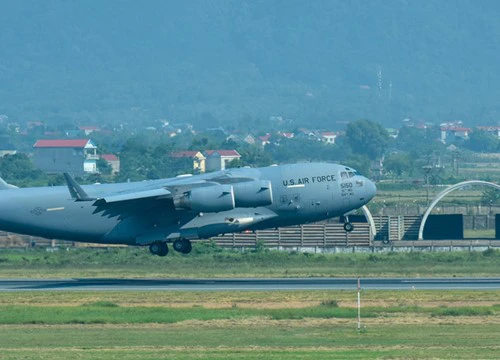 APEC Việt Nam: Tấp nập chuyên cơ chở lãnh đạo xuống sân bay Đà Nẵng