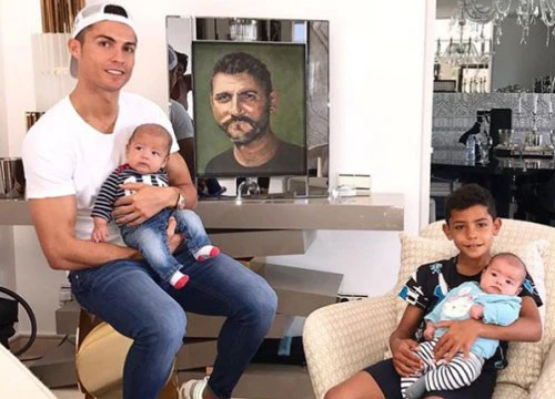 C. Ronaldo: 'Có con gái thật tuyệt'