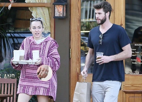 Miley Cyrus và Liam đeo nhẫn đôi giữa tin đồn đã bí mật tổ chức đám cưới